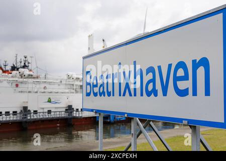 Beatrixhaven, Faehre Muensterland, eine auf Gasbetrieb umgeruestete Personenfaehre, die auch Autos transportiert, im Hafen von Eemshaven, 22.05.2024. Eemshaven Niederlande *** Beatrixhaven, ferry Muensterland, un ferry de passagers converti à l'exploitation de gaz, qui transporte également des voitures, dans le port d'Eemshaven, 22 05 2024 Eemshaven pays-Bas Copyright : xUtexGrabowskyxphotothek.dex Banque D'Images