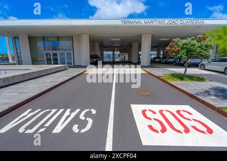 Porte d'accès pour les véhicules à moteur en ferry de l'île de Pico à Faial et l'île de Sao Jorge, Joao Quaresma terminal maritime.Pico-açores-Portugal. Banque D'Images