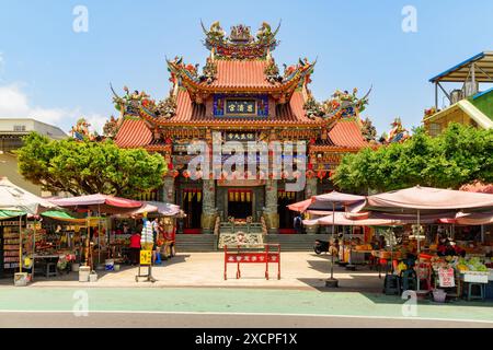 Kaohsiung, Taiwan - 30 avril 2019 : vue imprenable sur le Palais CIH Ji (Temple Bao Sheng Da Di) près du lac Lotus. Banque D'Images