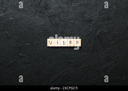 mot vibes écrit sur bloc de bois. texte vibes sur table, concept. Banque D'Images