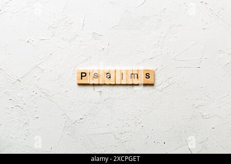 Psaumes mot écrit sur une cale en bois. psaumes texte sur table, concept. Banque D'Images