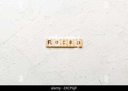 récapituler le mot écrit sur un bloc de bois. récapituler le texte sur le tableau, concept. Banque D'Images