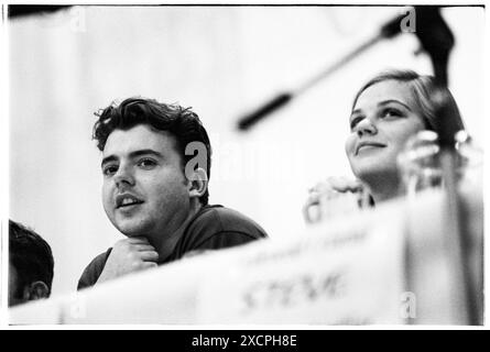 FILE PICS – CARDIFF, PAYS DE GALLES, Royaume-Uni - 6 OCTOBRE 1993 : Vicky Alexander sur la scène de l’Assemblée générale annuelle, qui s’est tenue dans le Grand Hall du Students’ Union Building à Cardiff. INFO : Vicky Alexander – Victoria Alexander, maintenant Lady Victoria Starmer – a fait partie de l’équipe de direction du Syndicat des étudiants de l’Université de Cardiff en tant qu’agente de l’éducation et du bien-être social (1993-94) et présidente (1994-95). Il peut y avoir des imperfections dans ce négatif d'archive vieux de 30 ans. Photo : Rob Watkins/Alamy Live News Banque D'Images