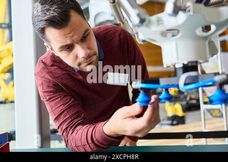 Ingénieur axé sur la programmation d'un bras robotique à des fins d'automatisation industrielle et d'inspection. Parfait pour une utilisation dans la fabrication, la production et HIG Banque D'Images