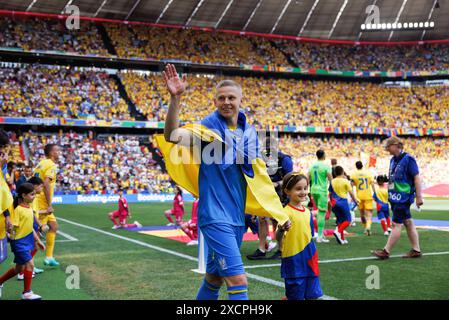 Munich, Allemagne. 17 juin 2024. Oleksandr Zinchenko (Ukraine) fait des vagues lors du match UEFA Euro 2024 entre les équipes nationales de Roumanie et d'Ukraine à Allianz Arena. Score final ; Roumanie 3:0 Ukraine crédit : SOPA images Limited/Alamy Live News Banque D'Images