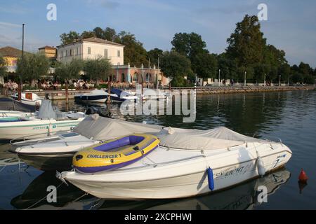 BIBLIOTHÈQUE DE VOYAGE D'UN OCÉAN À L'AUTRE - GÉRÉE PAR PPL PHOTO AGENCY   COPYRIGHT RÉSERVÉ *** local légende *** vedettes rapides amarrées dans le port de Bardolino sur le lac Banque D'Images