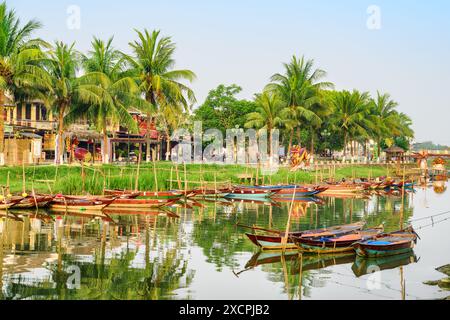 Vue imprenable sur les bateaux traditionnels en bois sur la rivière Thu bon dans la ville antique de Hoi an (Hoian), Vietnam. Hoi an est une destination touristique populaire de l'Asie Banque D'Images