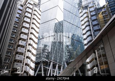 Scène au pied du Leadenhall Building et du Lloyds Building dans la City de Londres le 11 juin 2024 à Londres, Royaume-Uni. La City of London est une ville, un comté cérémonial et un district de gouvernement local qui contient le principal quartier central des affaires CBD de Londres. La City de Londres est largement appelée simplement la City est aussi familièrement connue sous le nom de Square Mile. Au cours de la dernière décennie environ, l'architecture de la ville a grandi vers le haut avec des gratte-ciel remplissant la ligne d'horizon maintenant encombrée, et augmentant son échelle vers le haut avec des tours de verre. Banque D'Images