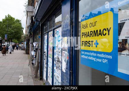 Fenêtre de pharmacie à Whitechapel annonçant que les gens peuvent maintenant consulter leur pharmacien avant leur médecin généraliste pour certains médicaments le 12 juin 2024 à Londres, Royaume-Uni. Banque D'Images