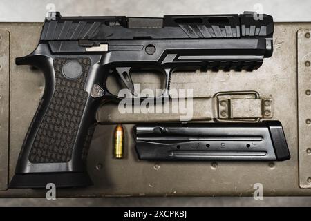 Pistolet tactique moderne de 9mm, photo en gros plan. Banque D'Images