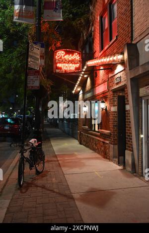 Resi's Bierstube est une taverne allemande de quartier au large d'Irving Park Road dans le quartier du centre-nord de Chicago. Banque D'Images