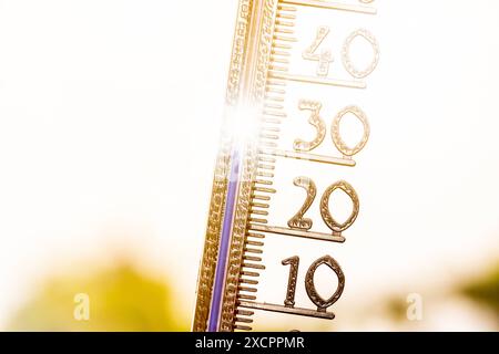 Allemagne, Bavière - 18 juin 2024 : thermomètre météo, l'échelle montre plus de 30 degrés Celsius, symbole pour les températures élevées en été. PHOTOMONTAGE *** Wetter-Thermometer, zeigt mit der Skala über 30 Grad Celsius an, Symbol für hohe Temperaturen im Sommer. FOTOMONTAGE Banque D'Images