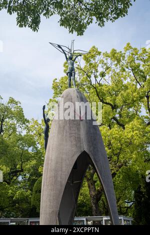 Cloche du monument de la paix pour les enfants dans le parc mémorial de la paix Hiroshima Japon Banque D'Images