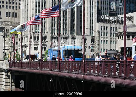 Des drapeaux soufflent dans le vent le long du pont DuSable où Michgan Avenue traverse la rivière Chicago. Banque D'Images