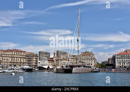 Marseille, France. 15 juin 2024. Le catamaran Artexplorer vu amarré à Marseille. Après sa présentation à l'exposition universelle de Dubaï, le catamaran Artexplorer, premier navire musée au monde, fait escale à Marseille jusqu'au 18 juin 2024. Crédit : SOPA images Limited/Alamy Live News Banque D'Images