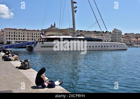 Marseille, France. 15 juin 2024. Le catamaran Artexplorer vu amarré à Marseille. Après sa présentation à l'exposition universelle de Dubaï, le catamaran Artexplorer, premier navire musée au monde, fait escale à Marseille jusqu'au 18 juin 2024. Crédit : SOPA images Limited/Alamy Live News Banque D'Images