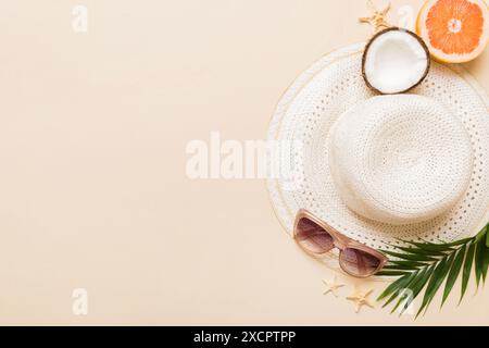 Vue de dessus de divers coquillages placés près de fruits colorés et d'accessoires d'été élégants sur fond de table. Concept d'été. Pose à plat. Vue de dessus avec c Banque D'Images