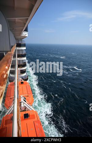 Vue de dessus les canots de sauvetage d'un bateau de croisière en mer. (Prise du paquebot Cunard Queen Victoria). Banque D'Images