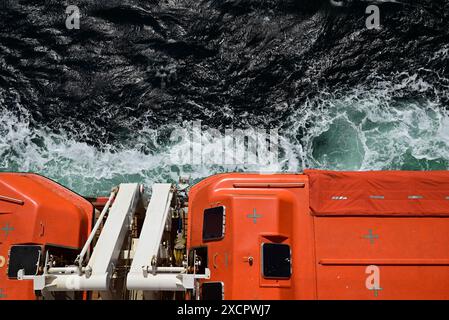 Vue de dessus les canots de sauvetage d'un bateau de croisière en mer. (Prise du paquebot Cunard Queen Victoria). Banque D'Images