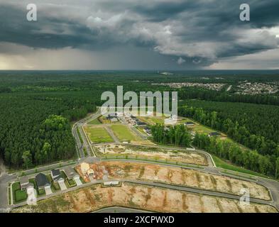 Vue aérienne d'un quartier résidentiel entouré d'une forêt dense sous une tempête à Grovetown, en Géorgie Banque D'Images