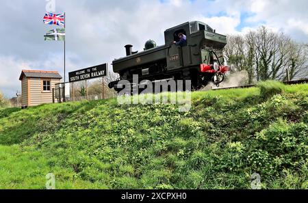 Le char valise no 1369 de classe 1366 du GWR attend au shunt de tête à la station Totnes Riverside sur le South Devon Railway. Banque D'Images