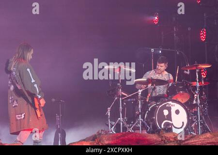 Leicestershire, Royaume-Uni. Samedi 15 juin 2024. Pete Wentz et Andy Hurley de Fall Out Boy se produisent sur la scène Apex au Download Festival 2024 à Donington Park. Download est le plus grand festival de rock et métal du Royaume-Uni avec une capacité de 75 000 personnes. Crédit : Katie Collins/EMPICS/Alamy Live News Banque D'Images