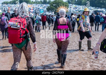 Leicestershire, Royaume-Uni. Samedi 15 juin 2024. Festivaliers au Download Festival 2024 à Donington Park. Download est le plus grand festival de rock et métal du Royaume-Uni avec une capacité de 75 000 personnes. Crédit : Katie Collins/EMPICS/Alamy Live News Banque D'Images