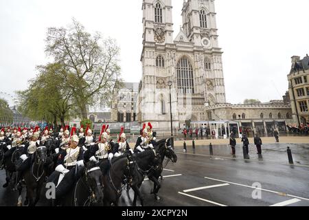 Photo du dossier datée du 06/05/23 de l'entraîneur d'État du jubilé de diamant est accompagné par l'escorte du souverain de la cavalerie domestique dans la procession du roi alors qu'il arrive à l'abbaye de Westminster pour la cérémonie de couronnement du roi Charles III et de la reine Camilla dans le centre de Londres. La reine Camilla est devenue la patronne d'un projet qui créera un nouveau bâtiment à l'abbaye de Westminster, qui sera nommé la sacristie du roi Charles III. Date d'émission : mardi 18 juin 2024. Banque D'Images