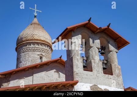 Le clocher et le dôme de l'église du monastère de l'ancienne Ascension (XVe siècle). Pskov, Russie Banque D'Images