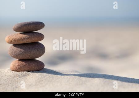Stacked Pebbles sur Sandy Beach Banque D'Images