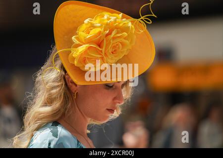 Londres, Royaume-Uni. 18 juin 2024. Un goc de course à la gare de Waterloo portant un grand chapeau coloré se prépare à se rendre à Ascot lors de la journée des dames au Royal Ascot Credit : Amer Ghazzal/Alamy Live News Banque D'Images