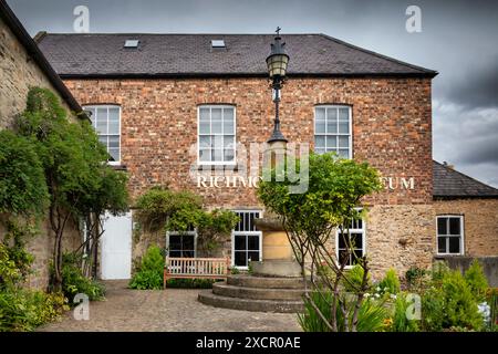 Richmond, ville marchande et paroisse civile du North Yorkshire, en Angleterre. Le musée a un décor de film de "toutes les créatures grandes et petites", et un chimiste... Banque D'Images