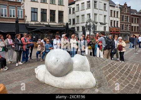 Anvers, Belgique;07 juin 2024 ; Statue de Nello et Patrasche tirée du roman de 1872 de Marie Louise de la Ramee intitulé 'Un chien de Flandre' à Anvers, B Banque D'Images