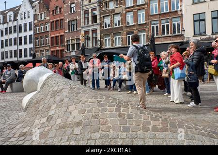 Anvers, Belgique;07 juin 2024 ; Statue de Nello et Patrasche tirée du roman de 1872 de Marie Louise de la Ramee intitulé 'Un chien de Flandre' à Anvers, B Banque D'Images