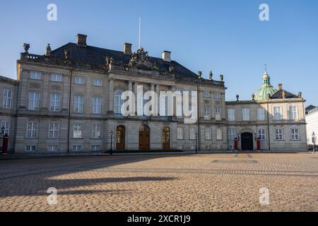 COPENHAGUE, DANEMARK - 28 OCTOBRE 2014 : façade du palais d'Amalienborg, Copenhague, Danemark par jour ensoleillé Banque D'Images