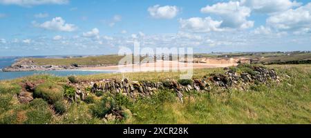 Une image panoramique de la vue de Pwhole point West sur la magnifique plage de Crantock à Newquay en Cornouailles au Royaume-Uni. Banque D'Images