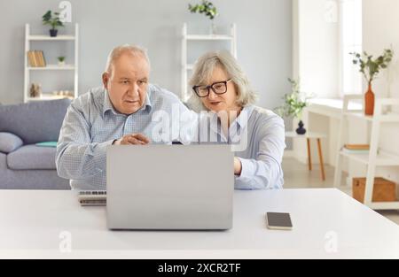 Couple de personnes âgées gérer les finances et les paiements ensemble à la maison Banque D'Images