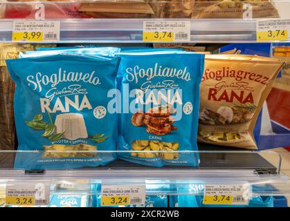 Italie - 18 juin 2024 : pâtes italiennes fourrées Giovanni Rana, fromage ricotta et épinards tortellini et viande de bœuf tortellini dans des emballages affichés sur elle Banque D'Images