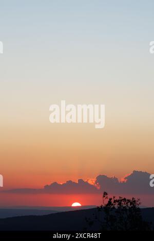 Coucher de soleil zen depuis le parc naturel de Fuente Roja à Alcoy, Espagne Banque D'Images