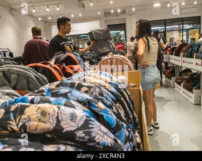 Les acheteurs cherchent des bonnes affaires lors d'une vente d'échantillons à Chelsea à New York le vendredi 7 juin 2024 (© Richard B. Levine) Banque D'Images