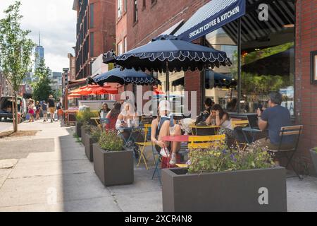 Les habitants du quartier de Greenwich Village à New York profitent du climat chaud du printemps en dînant en plein air le vendredi 7 juin 2024. (© Richard B. Levine) Banque D'Images