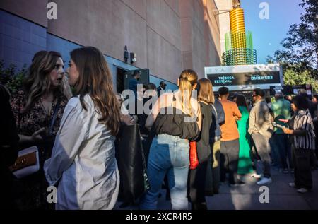 Détenteurs de billets au Tribeca Festival, anciennement Tribeca film Festival, au SVA Theatre de Chelsea à New York le mercredi 12 juin 2024. (© Richard B. Levine) Banque D'Images