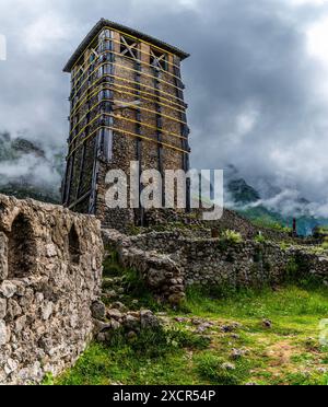 Une vue le long des murs vers la tour de guet sur les niveaux supérieurs du château à Kruja, Albanie en été Banque D'Images