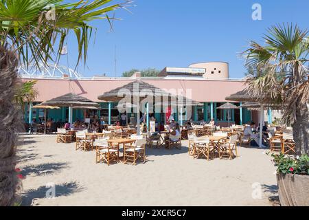 Les touristes et les habitants mangent à la populaire Blue Moon Pizzeria en bord de mer, Lido, Venise en été Banque D'Images