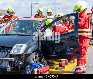 L'unité d'extraction des véhicules des services d'incendie a coupé la porte passager au Rescue Fest 2024. Porthcawl Royaume-Uni. 16 juin 2024 Banque D'Images