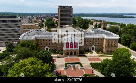 Photographie aérienne de Bascom Hall sur le campus de l'Université du Wisconsin, Madison, Wisconsin lors d'une agréable journée d'été. Banque D'Images