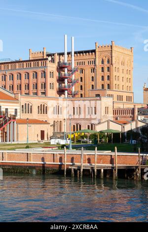 Hilton Molino Stucky hôtel , Giudecca, Venise, Italie montrant le détail architectural intéressant de la farine convertie mill. Lumière du soir. Banque D'Images