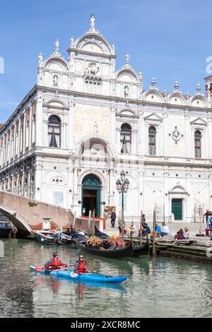 Touristes kayak devant la Scuola Grande di San Marco, Campo dei Santi Giovanni e Paolo, Castello, Venise, Vénétie, Italie Banque D'Images