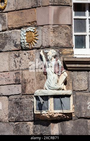 Cadran solaire sur John Knox House sur le Royal Mile “montrant Moïse recevoir la lumière de Dieu” Banque D'Images