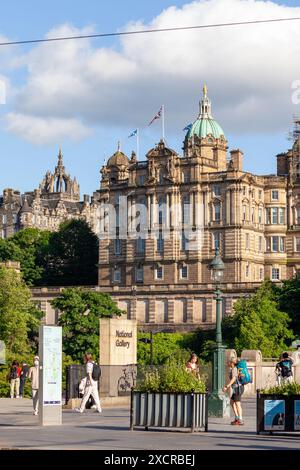 Bank of Scotland on the Mound vu de l'extérieur de la National Gallery. Banque D'Images